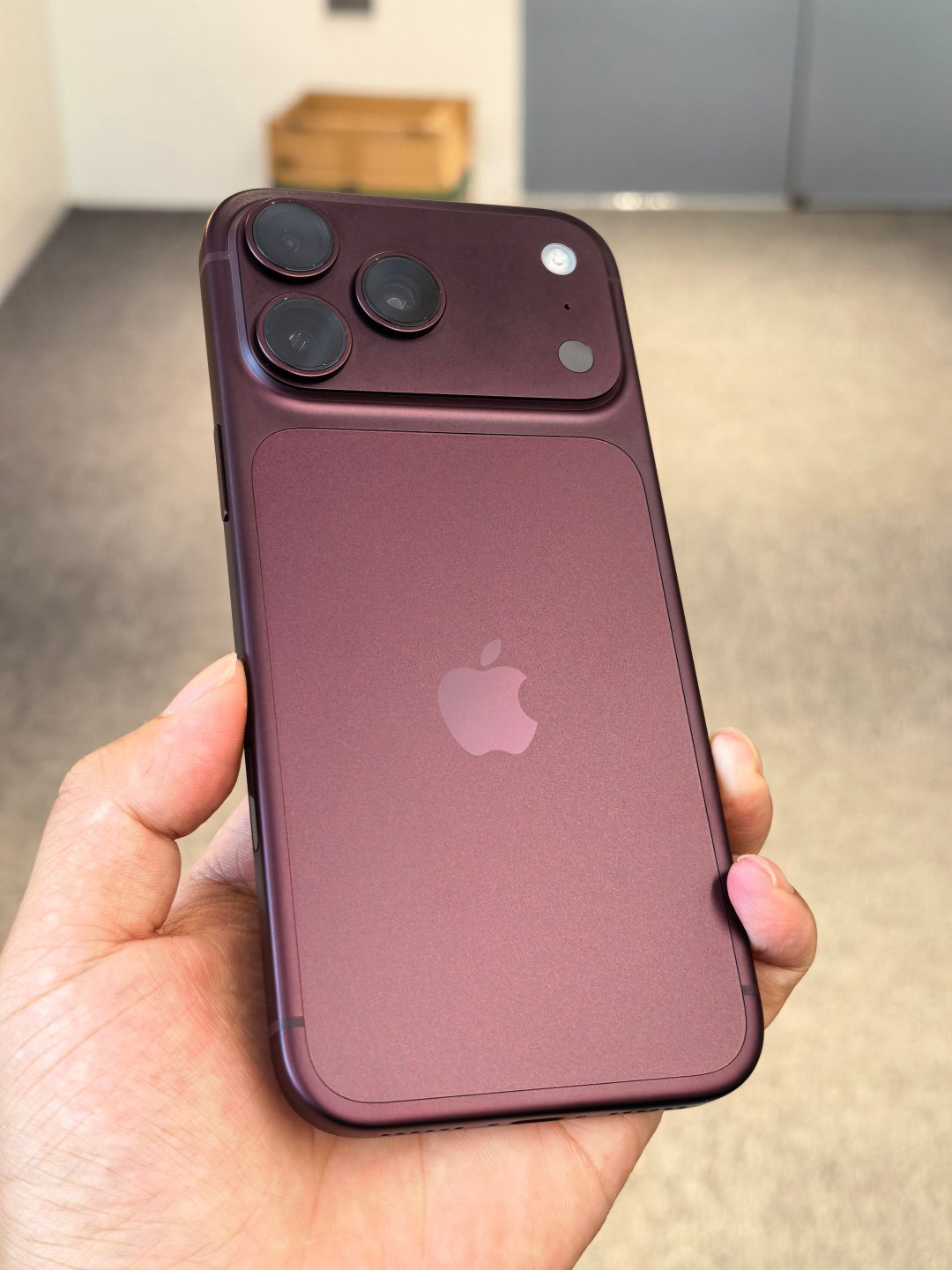 上手iPhone 18 ProMax勃艮第红
暗红色调自带一股低调的高级感
唯一缺点就是容易沾指纹
你们会为了质感牺牲一下吗[阴险] ？ ​