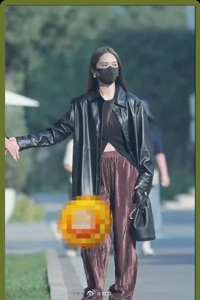 李荣浩手机不离手也要牵杨丞琳，情侣鞋太抢镜，网友：甜得受不了 ​