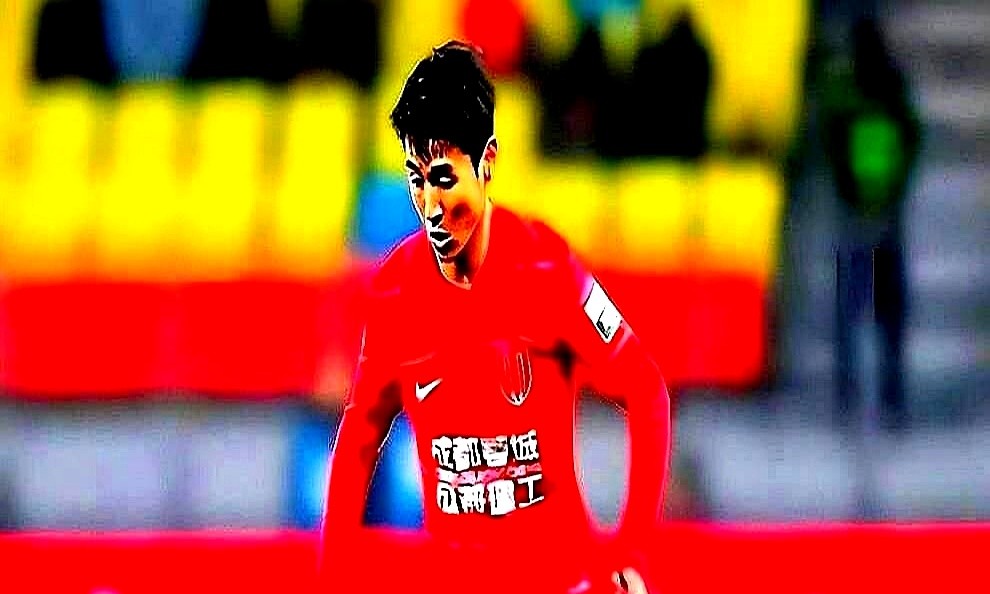 花1255万淘来11个主力，结果替补席连半套首发都凑不齐。

徐正源现在愁得直拍大腿。胡荷韬、木塔力甫去打亚运，蹇韬被抽去集训，偏偏费利佩停赛，韦世豪也缺阵。别人家王子铭戴帽大杀四方，成都蓉城手里却直接成了无人可用的死局。

引援眼光太毒反倒成了累赘。白菜价拼出的冲冠底气，全被国字号抽调和停赛给拖垮