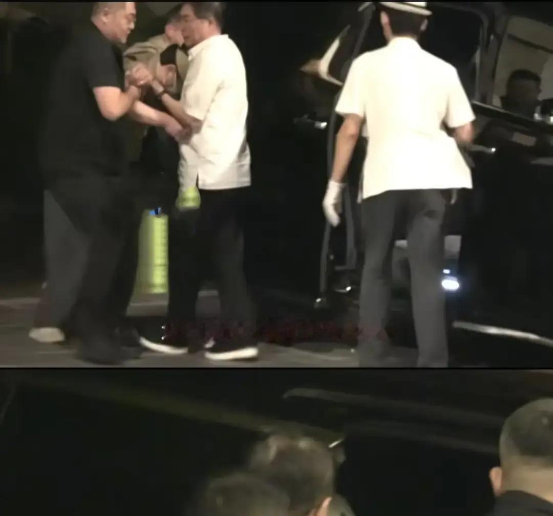沈腾喝大了被朋友扶上车，还专门给他戴口罩遮脸。贾冰跟老战友聚餐，却被同桌“兄弟”偷录掐头去尾发网上。

两条新闻挨着上热搜，评论区两种活法。

贾冰那条底下全是骂。说这什么狗屁兄弟，酒桌上称兄道弟，桌底下手机开录制。一顿饭交出去的胃，换回来的是被人当素材包。网友骂那个偷录的：打着怀旧的旗号蹭流量，吃