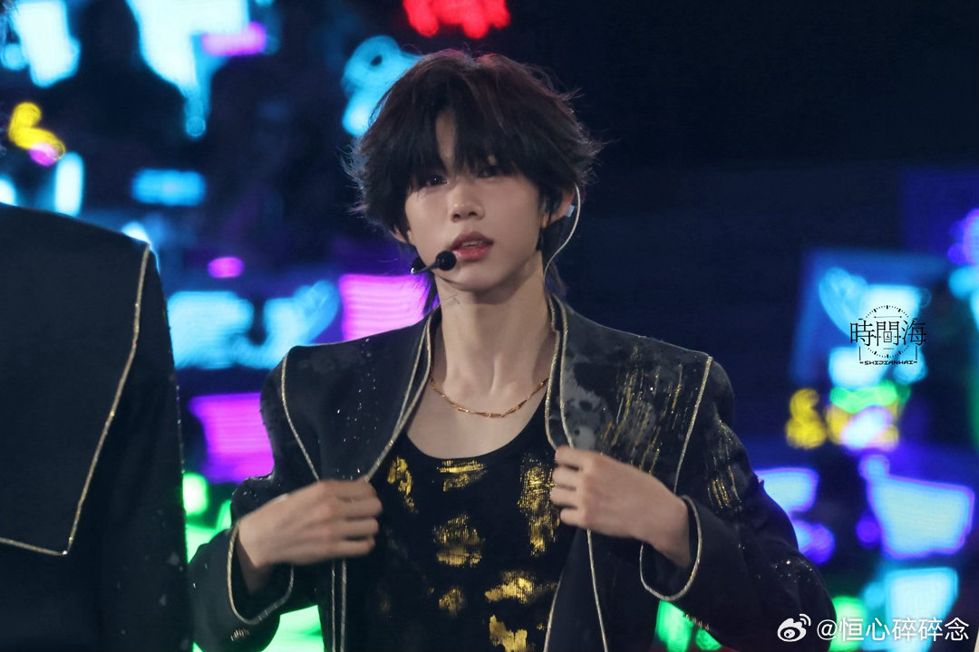 #陈奕恒[超话]# 💜#陈奕恒我们的少年时代2# 💜#陈奕恒林清源# 💜#陈奕恒 四代第一人气主舞# 💜#陈奕恒 四代唯一c位# 💜#陈奕恒 四代第一全能制作人# 

兼顾帅气外形与过硬业务能力，双在线的优势，让他在舞台上格外脱颖而出。

​