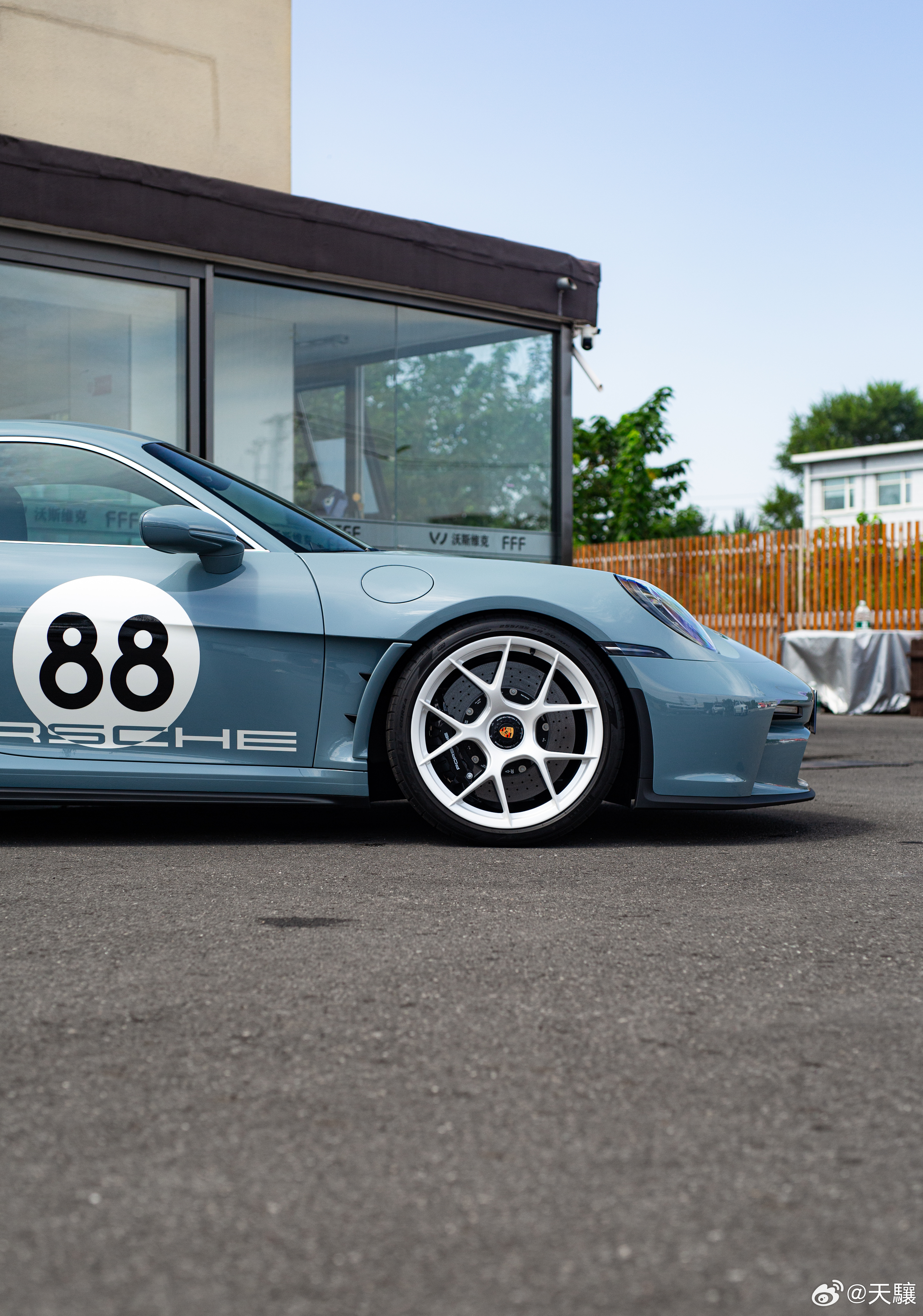 911 S/T
限量1963台，1963也是911车型诞生的年份。

鲜为人知的是，S/T 这个名字是为了致敬曾经的传奇车型 911 ST。

1969 年诞生的的 911 ST不是一款固定车款，而是保时捷围绕早期 911 车型打造的一系列不断进化的厂方竞赛规格。在那个动力还不夸张的年代，保时捷就已经意识到轻量化对于做一台赛车有 ​