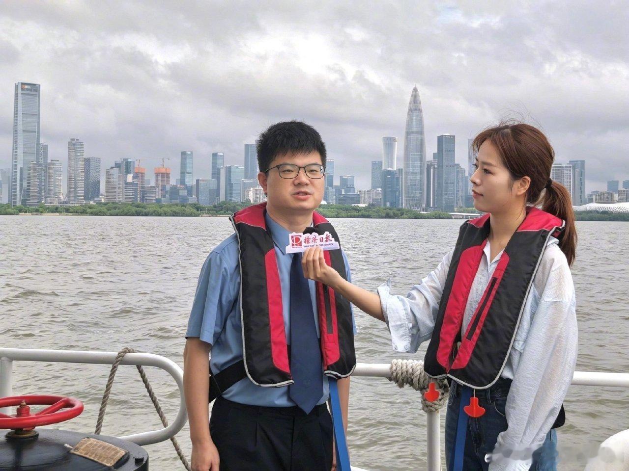 【守护大湾区那片海！看前海巡回检察如何开展海洋生态环境保护】9月1日，检察日报社“法治中国行·开新局看检察”全媒基层采访活动广东采访组前往深圳湾西部海域，采访深圳前海蛇口自贸区检察院（下称“前海检察院”）有关海洋公益诉讼生态环境修复、海洋巡回检察机制、海洋检察卫星遥感应用平台等工作 ​