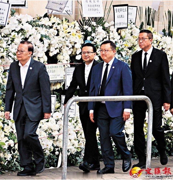 社工文摘 怀念董建华先生（图片：网络）诗文/王纪云（新韵）理论得实践，非为纸上兵。一国出两治，终世守一行。香港繁荣显，建华享誉隆。英贤标史册，永远著高名。 ​​​