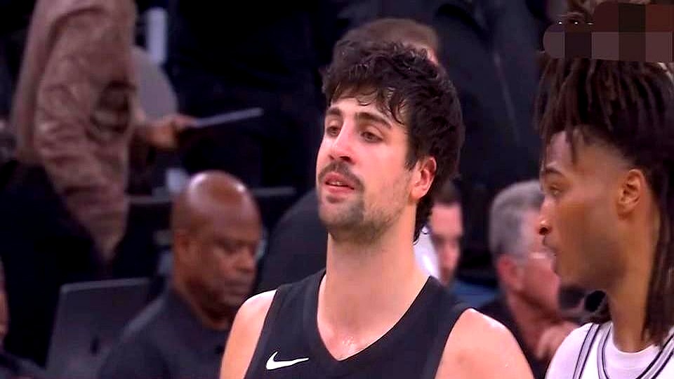 马刺这帮年轻人，真敢打啊！    文班亚马季后赛首秀就砍下35分，带队...