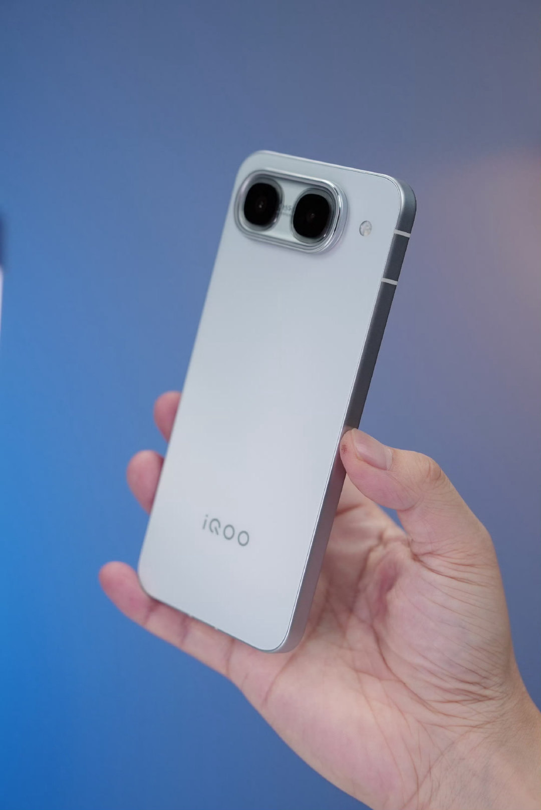 今天晚上 iQOO Neo11至尊版发布，猜价格！
前三名猜对的粉丝每人一个红包！
主打2K直屏+9100mAh超大电池+天玑9500M定制芯片，今晚19点正式发布！ ​