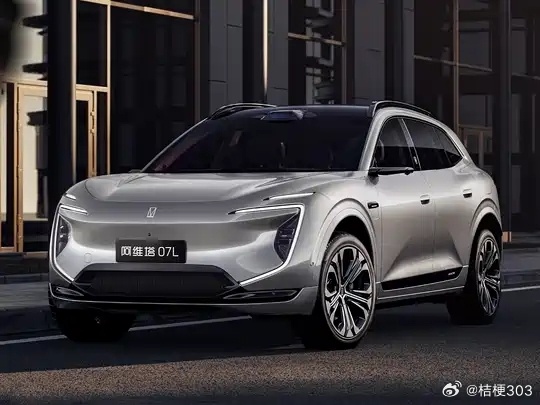 8月21日，小米汽车备案召回近39.04万辆2024款SU7（两批合计390435台），原因不是三电也不是智驾，而是车内应急机械拉手与内饰同色，极端碰撞低压失效时难找难拉，影响逃生救援。

同日特斯拉、小鹏、吉利、零跑、奇瑞等共9家车企因同一问题集体备案召回——本质是行业卷极简同色隐藏式设计，把安全冗余 ​