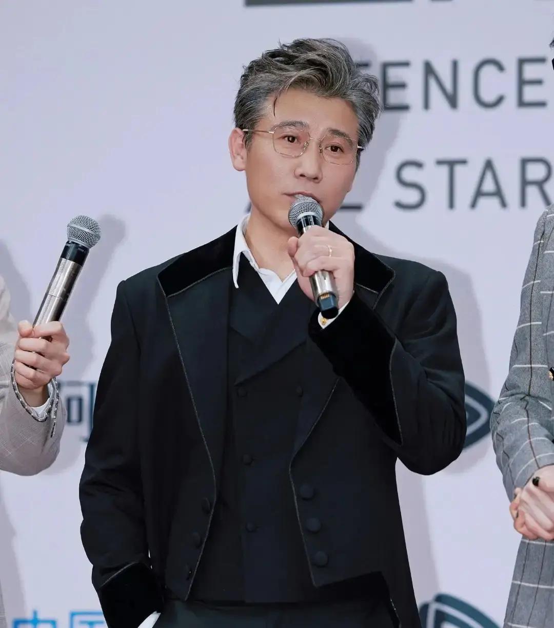 50岁的李乃文在镜头前脱口而出那句“我哪有资格挑老板”，直接把台下的年轻打工人给听愣了。
老戏骨在节目里客串明星助理，被问到对谁最满意，他一脸不可思议：怎么还能挑上头？现在的年轻人动不动就炒领导，反正我是不敢想。
这话听着像老一辈随口自嘲，扒开看全是时代砸下来的鸿沟。
早年间在组里跑龙套，有口