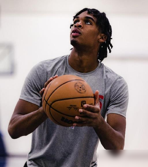 没人要的前NBA火箭球员，对位杜兰特随便得分！
今年八月底，杜兰特拉着霍姆格伦开私人高强度训练展示，凑数叫了已经淡出联盟、没NBA合同的克里斯托弗。
全程多轮一对一单挑，后撤步跳投、对抗冲篮下，克里斯托弗对位两个当打球星，照样频繁轻松得分。
视频被训练师发到网上后，美媒球迷全炸了，都纳闷为什么