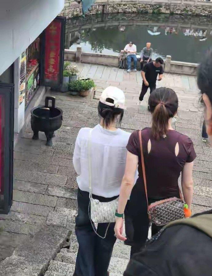 27岁王楚然白衬衫逛九华山，蹲地逗猫买冰淇淋，网友：红毯上冷着脸，私下蹲地上撸猫，174身高藏不住 ​