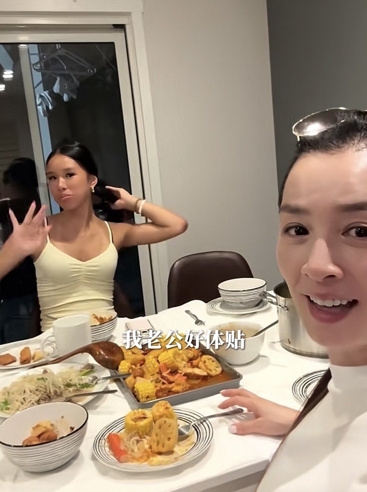 张庭在直播间罕见谈起婚姻内幕，一句“无数次想离婚”瞬间引爆热搜。她说自己确实动过这念头，但每次都被老公的优秀拉回来，欣赏归欣赏，可对方那股鞭策劲儿实在让她喘不过气。

两个要强的人凑一块儿，日子过得像拔河比赛。张庭自嘲，她是有主见的人，老公也是个硬茬，意见不合时谁也不服谁。可神奇的是，这对夫妻十六年