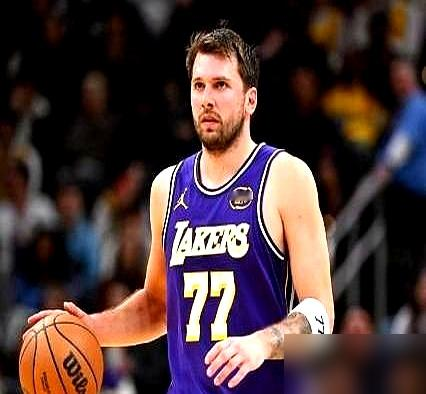 NBA季后赛首秀，有人拿了42分。 历史第一。 这人叫东契奇。 ...