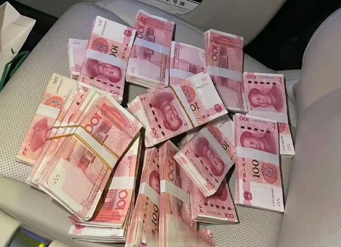 赞赞赞，接下来好运爆棚，会有超大的财运等着你，存款蹭蹭往上涨 ​​​