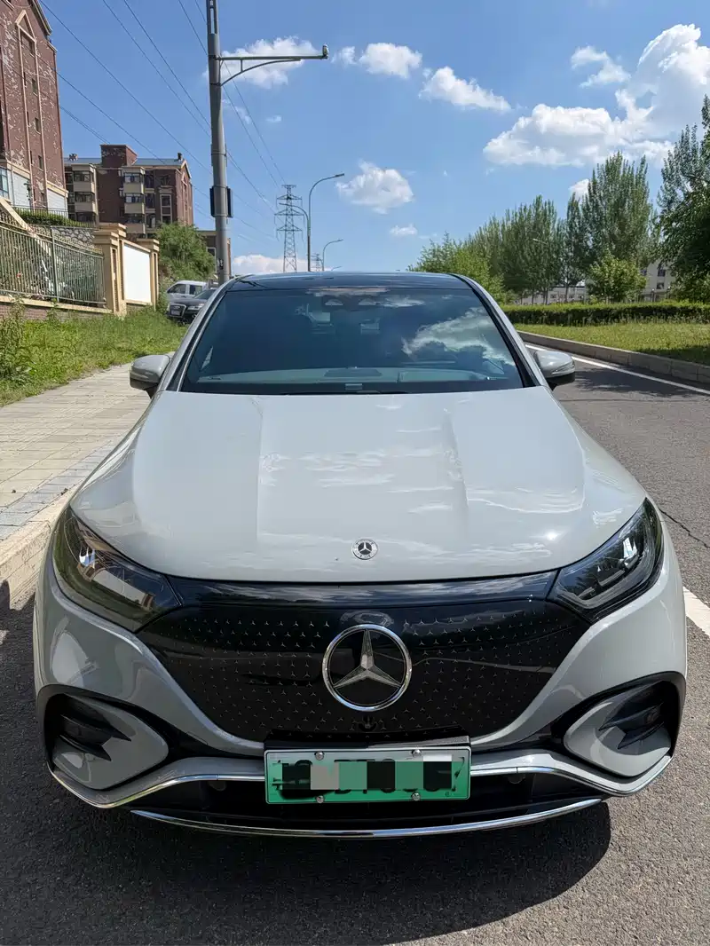 20 多万二手奔驰EQE，低调高级的颜值电车
想电车带豪华质感，二手 奔驰EQE 真的很有味道。圆润流线车身，封闭式前脸，贯穿尾灯，整车气质优雅，不会过于张扬。内饰奔驰氛围感这块一直在线，无框车门，坐进去豪华感很强。适合偏爱优雅简约风格，想要电车同时兼顾豪华内饰颜值，日常通勤、偶尔见客户的年轻人。【