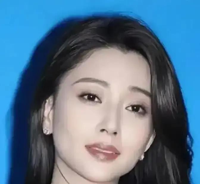 2012年的某个剧组片场，摄像机刚一喊咔，殷桃连嘴角的妆都没顾上补，抓起手机就躲到角落里拨号，手心全是汗

镜头那边站着的男演员祖峰也是浑身不自在，低着头猛扣手里的保温杯盖子，脸涨得像关公一样红

俩人刚刚拍完一场吻戏，按理说都是圈里的老江湖了，根本不至于这么怯场

可要命的是，男主角的老婆正是殷桃