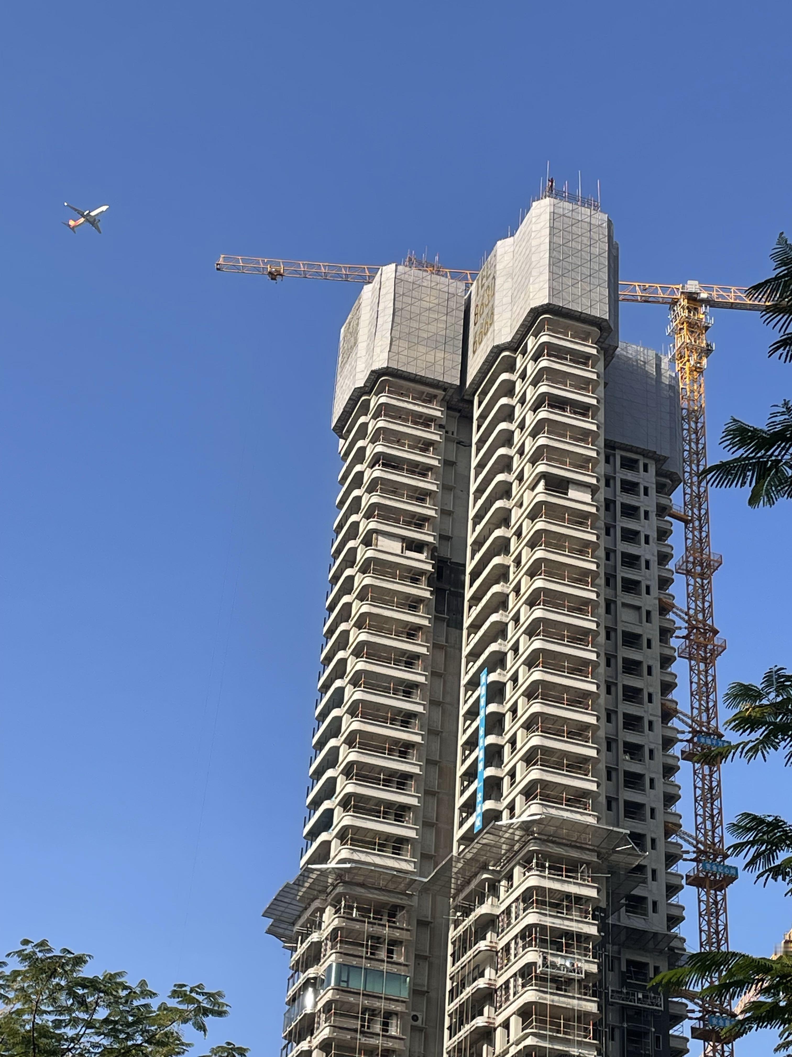 住在顶楼，飞机从头上飞过是什么感觉？在广州白云区，住在高楼的，都可以近...