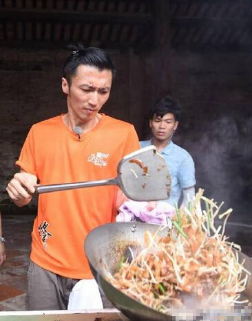 演唱会结束之后，谢霆锋现身南昌，没有去高端酒楼，转头打卡本地江西小炒，低调出行引发网友热议。他戴着帽子口罩，一行人悄悄进店，店里员工起初都没认出，等用餐结束才发现是谢霆锋。一行十个人，点满十道地道赣菜，沉浸式感受市井烟火气。谢霆锋一直热爱美食，之前做美食节目就很圈粉，这次偏爱本土家常菜，不少网友直呼