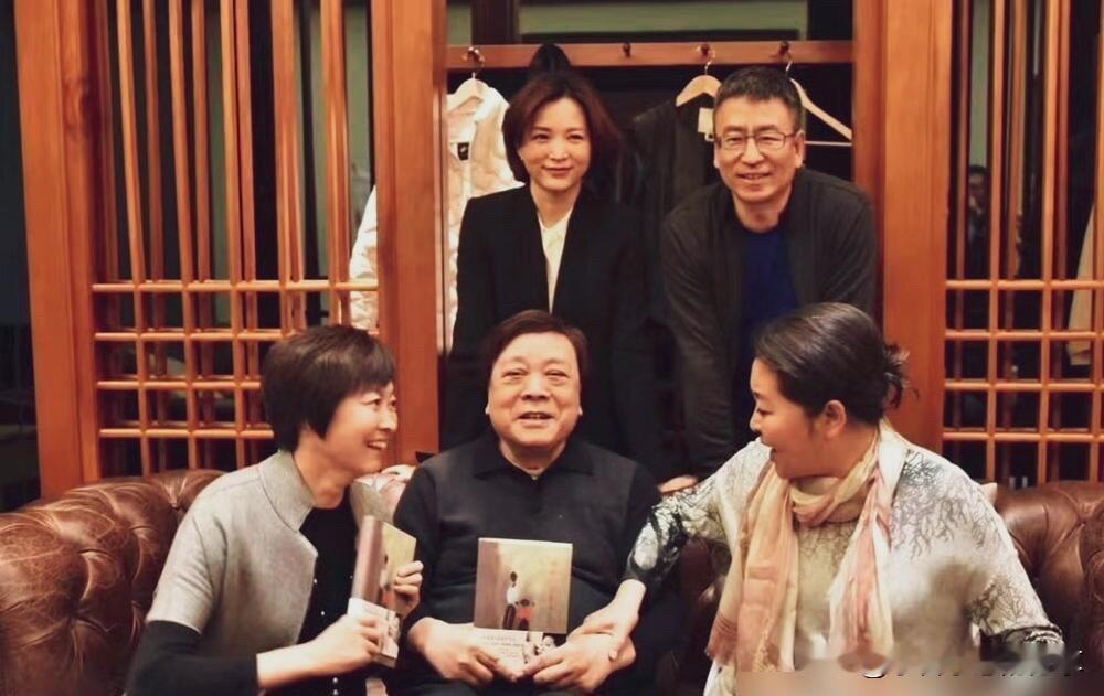 这是央视主持人多年前的一张珍贵留影，能认出三位的，说明你已经不年轻了。前面坐着的是自然朴实无华，端庄大气的倪萍，声音独特有儒雅之气的赵忠祥老师。

还有温婉端庄，古典耐看的敬一丹，另外两位你熟悉不呢？