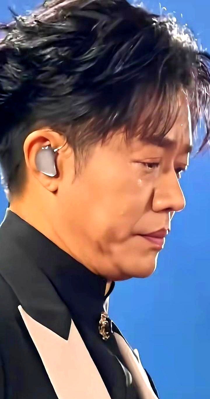 巡演整整100场，一场都没落，曾毅居然在济南收官台上当场落泪了。

10月7日这天，台下站着几万名跨越千里赶来的歌迷。当玲花在台上掏心窝子说出走过这百场的真心话时，曾毅眼眶直接红了，情绪彻底没绷住。

从第一场到第一百场，他兑现了全勤的约定，创下巡演一场不缺的纪录。

华语乐坛能互相扶持走完巡演一百