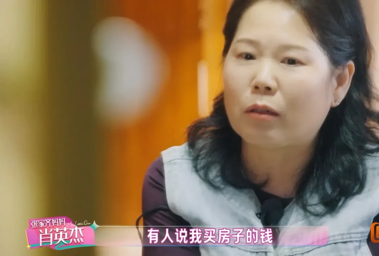 张家齐妈妈肖英杰在《我家那闺女》里回应买房争议。
反复强调没花女儿一分奖金，钱不够的部分，是向自己父亲借的。
 
之前网上吵了挺久。
说白了其实就那点事。
张家齐从10岁起的比赛奖金、训练补贴，一直都是妈妈代管，三张银行卡她自己连实体卡都没见过。
13岁全运会拿双冠的81万奖金，直接就打进了妈妈账户
