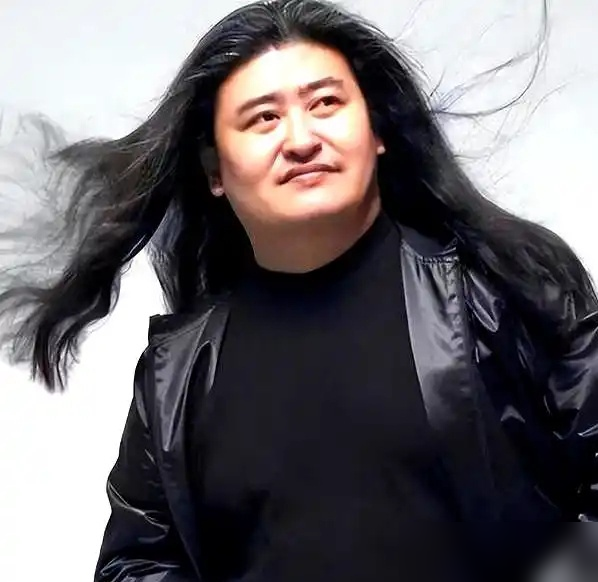 短短24小时，内娱两根定海神针彻底断了。
9月24日，爷叔游本昌在北京病逝，享年93岁。9月25日，唱《好汉歌》的刘欢也在上海离开，年仅63岁。这两人，一个演透了人情世故，一个唱绝了江湖豪情。
游老跑了30年龙套，79个角色里77个是无名之辈，熬到52岁才靠《济公》改命，90高龄还能凭《繁花》封