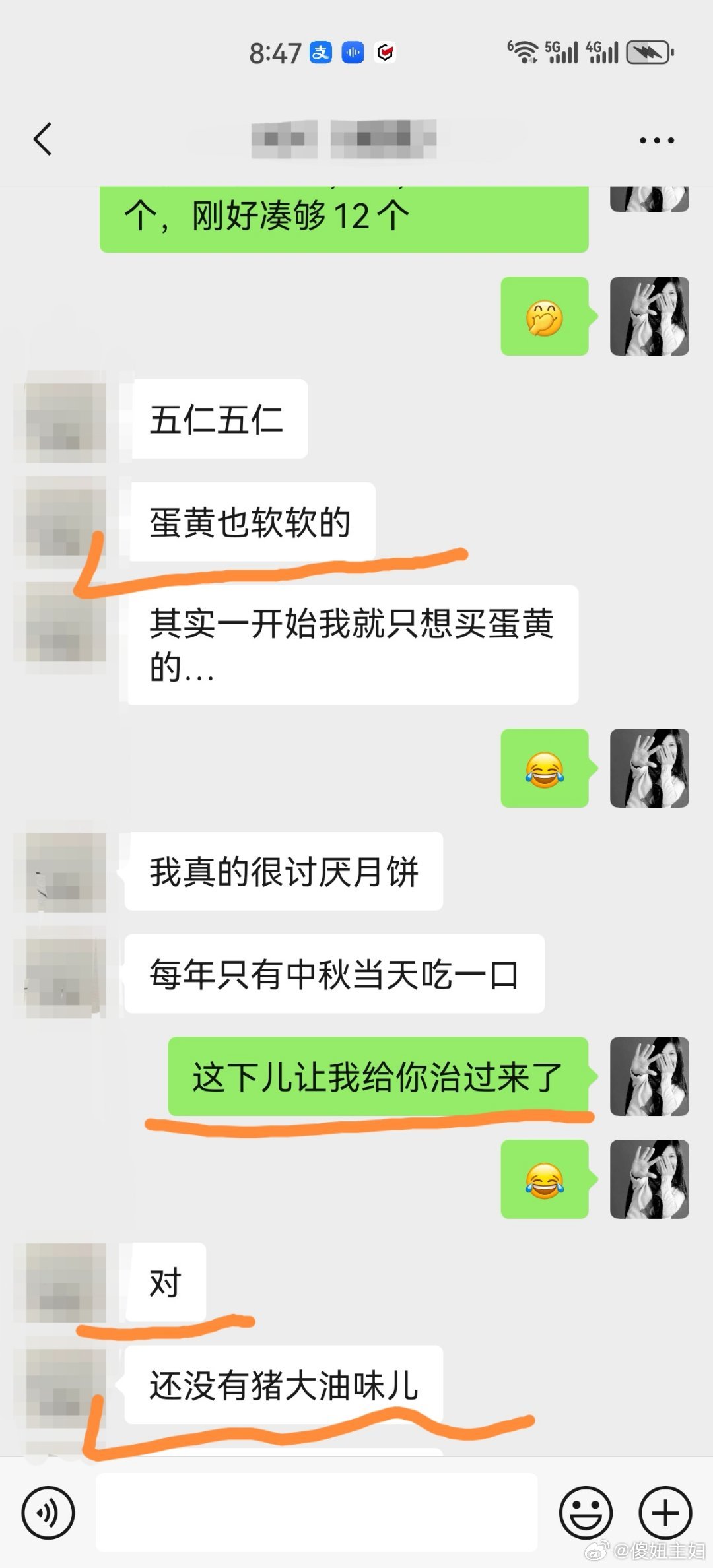 发一拔月饼和酥的好评。讲真，自己手工炒的月饼馅儿，减油减糖，比不得买来的馅料油润，吃起来会容易散，在团馅儿料的时候它不抱团儿，不好操作。买来的馅儿料的确很油润，但是为什么我们非要自己炒？因为自己炒的吃起来不那么甜，也不那么腻了，吃得出食材的本味，并且食材的品质我们可控。 ​​​