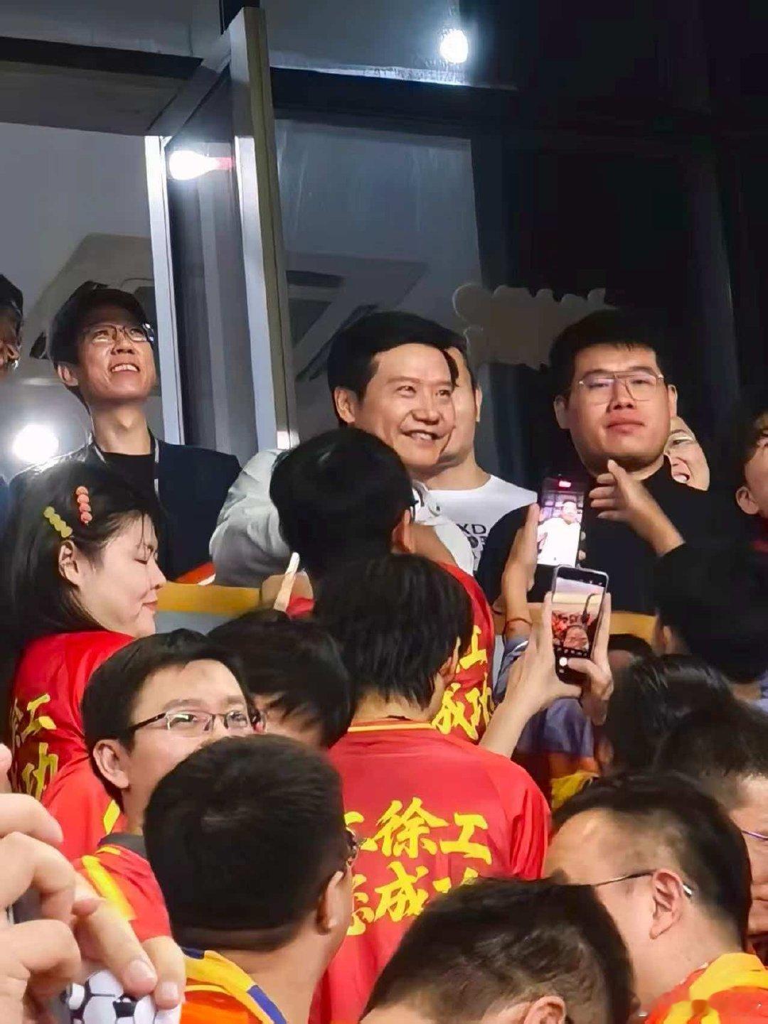 徐州的兄弟真的给我发了照片过来了…[笑cry]
#雷军来看苏超了# ​