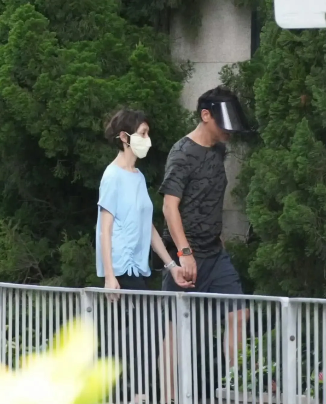58岁郭蔼明久违露脸，与刘青云牵手散步一脸疲惫，身形又瘦了不少 ​​​