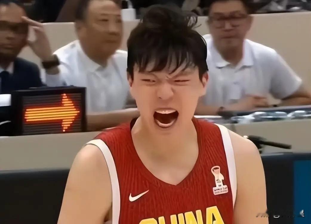 突发！男篮迎来坏消息，杨瀚森将缺席世预赛剩余赛程！
8月31日，男篮世预赛迎来焦点之战，中国男篮对阵劲旅黎巴嫩！
结果中国男篮在杨瀚森的带领下发挥出色，最后4秒，杨翰森上篮得分绝杀比赛。中国男篮89-87险胜黎巴嫩。
此战过后，中国男篮5胜3负，积13分，位列小组第三。
不过，今天根据北京青年报记者
