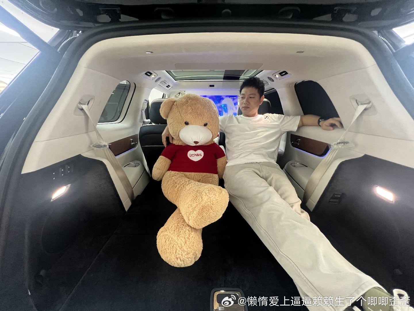 喜提问界M9｜宝宝巴士🎊

今日份快乐：提车啦！
终于迎来期待已久的提车时刻，正式解锁我的问界 M9，武汉黄浦科技园用户中心的工作人员全程贴心对接，提前准备好所有材料，不到一小时就办完了全部手续，一走进交付区便被眼前的场景惊喜到，新车静静伫立，车头系着醒目的红色大蝴蝶结，金银色气球与鲜 ​