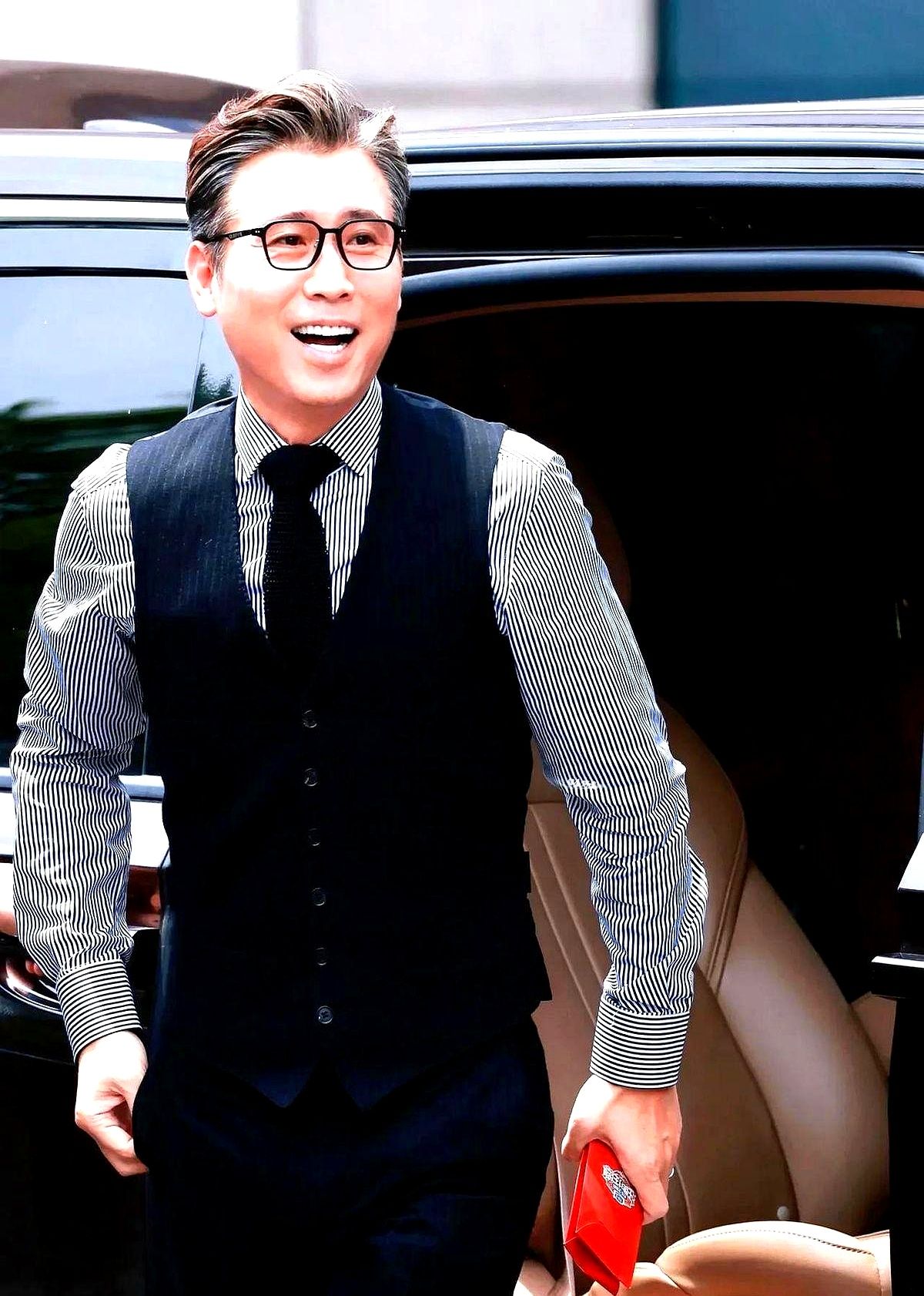李乃文一句“你有女朋友吗”，吓得陈哲远把脸埋进碗里猛扒白饭。

空气凝固了几秒。陈哲远两腮塞满青菜，愣是一个字没敢往外蹦。眼看要冷场，旁边胡军赶紧递台阶：“人问你也不用说。”陈哲远连连点头干笑。

谁知李乃文筷子一敲，指着桌上清汤寡水的素菜直摇头：“我是想说，就算有，人家谁愿意陪你吃这玩意儿？”