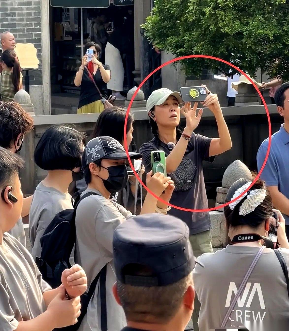 网上刚传出那英在佛山祖庙的一组生图，58岁的她顶着两条细细的双麻花辫，直接在评论区掀起了一场论战。
镜头没有任何美颜滤镜，直接对着她的脸拍过去。
她身上穿着极普通的私服，两根小辫垂在肩头，可那张素颜的脸在自然光下毫无遮掩。皮肤泛着明显的暗沉发黄，眼角和嘴角的纹路清晰可见，嘴角微微往下一扯，不仅没有小