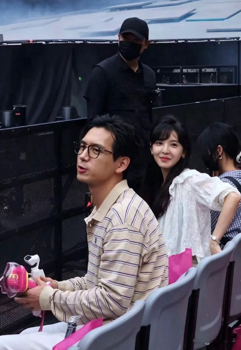汪苏泷演唱会惊现李现章若楠，褪去明星光环，化身普通观众
 
汪苏泷演唱会现场，有不少观众偶遇李现、章若楠，现场路人抓拍照片迅速在网络流传。镜头下，李现一身条纹polo衫，黑框眼镜休闲感十足，手里拿着拍摄设备，不停记录舞台画面，被网友调侃宛如专业站哥。一旁的章若楠一身白色温柔穿搭，安坐观众席沉浸式看演