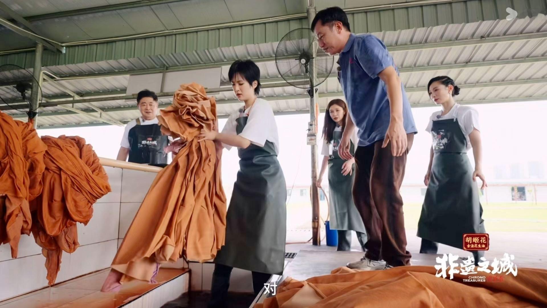 #姚安娜这熟悉的忙活感回来了# 她的忙活感里有一种很稀缺的东西：专注。周围再吵，手里的活不停。这种人学什么都快，因为心是真的沉下去了。 ​