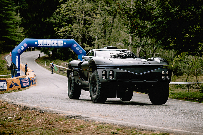 【捷尼赛思 Tutto Bene 爬山赛，公开 Magma GT、X Scorpio 概念车公路实车】
捷尼赛思在意大利皮埃蒙特省莫塔罗内山、马焦雷湖周边举办的Tutto Bene 爬山赛活动上，对外公开了 Magma GT 概念车与 X Scorpio 概念车的公路行驶画面。Tutto Bene