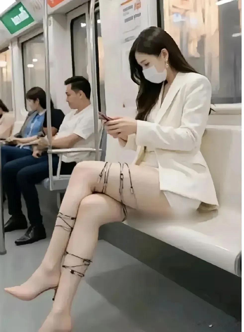 上班途中惊鸿一瞥😍！佳人如画，步履间自带诗意，似星芒落入凡间，点亮这...