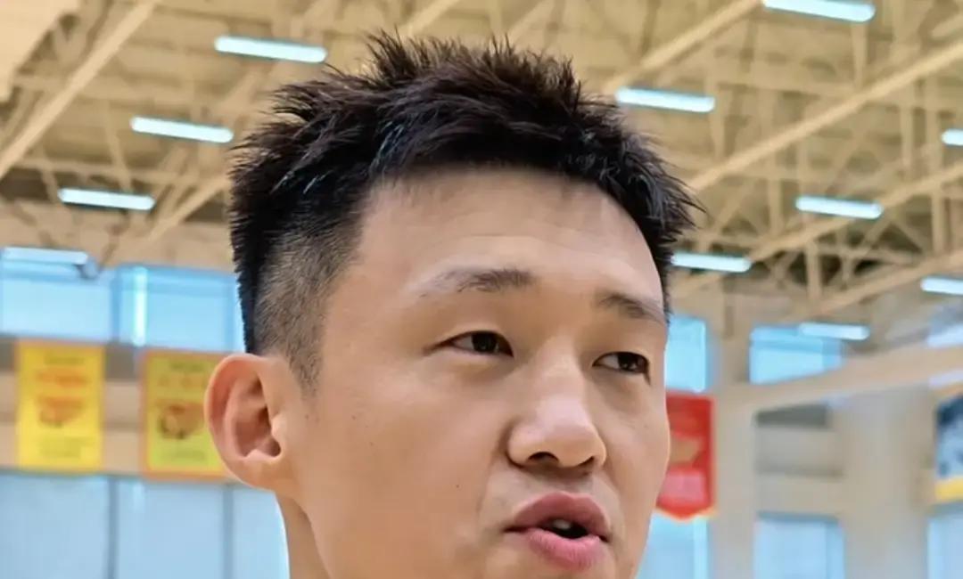 输给上海男篮之后，周鹏这几句大实话，不知道戳痛了多少老球迷的心窝子。
比赛打完，他没有找裁判或者赛程的借口，直接承认对手确实更胜一筹，无论是状态还是场上的默契度，上海男篮都打得更顺畅。
更扎心的是他指出的现实问题：队里伤病接二连三，阵容短板明晃晃摆在那儿，想赢球，根本不是球员光靠拼命就能决定的。