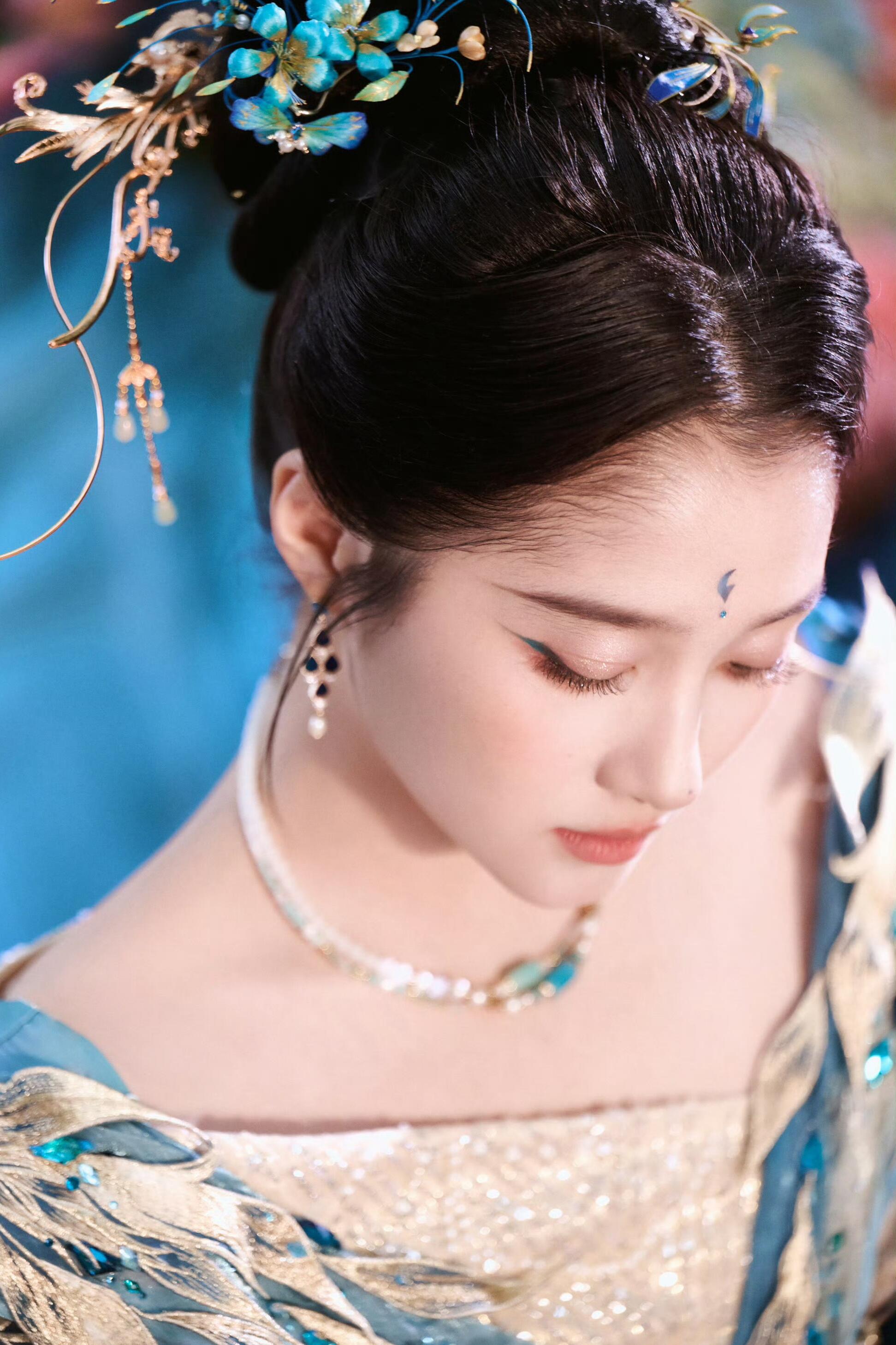 青鸟神女关晓彤，好漂亮的青色！|古风审美百花丛中一只动人青鸟 关晓彤 中式美学 古风 古装 汉服 首饰 中式首饰 审美积累 国潮