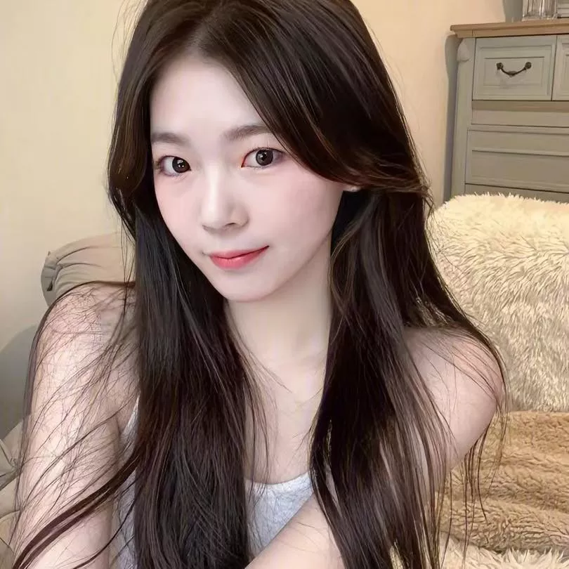 甜美少女，温柔的微笑，在家中的温馨时刻