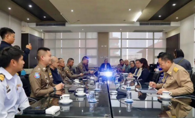 “这是怕美军搞多人派对？”美军五千水兵海上熬够200多天等着上岸，泰国芭堤雅抢先连夜清查，几十名涉非法色情人员被带走！

要知道在海上连续漂200多天是什么概念——航母上的活动空间挤得转不开身，抬头是同一片甲板，低头是晃荡的海面，连吹过耳边的风都混着机油味和海水的咸腥，几千号人熬了大半年，就盼着靠港