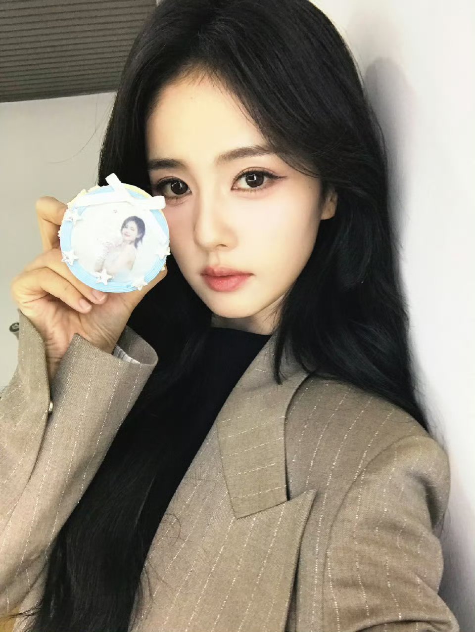 #白鹿蛋糕上印着自己的照片#专属生日仪式感已送达。可爱精致的生日蛋糕，上面印着自己的照片，俏皮又充满新意。
 
手持小蛋糕笑意温柔，在属于自己的日子里，好好享受这份独有的浪漫与欢喜。祝白鹿生辰喜乐，往后的日子，一路繁花，岁岁皆有美好相伴。 ​