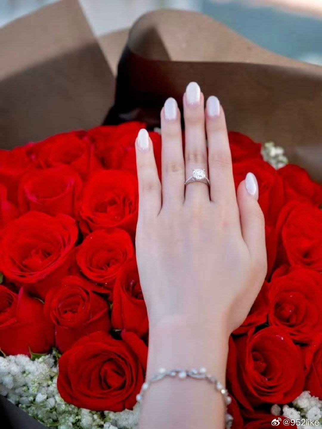 #张子丰王菲订婚# 刚看到热搜还以为天后又双叒叕结婚了，点进去才发现是港姐王菲和歌手张子丰！😂 两人因《法言人》结缘，低调相恋四年，这次在湖心小船上单膝下跪求婚，黄昏、玫瑰、钻戒，氛围感直接拉满～ 恭喜恭喜，祝这对神仙眷侣往后余生甜甜蜜蜜！💍✨ ​