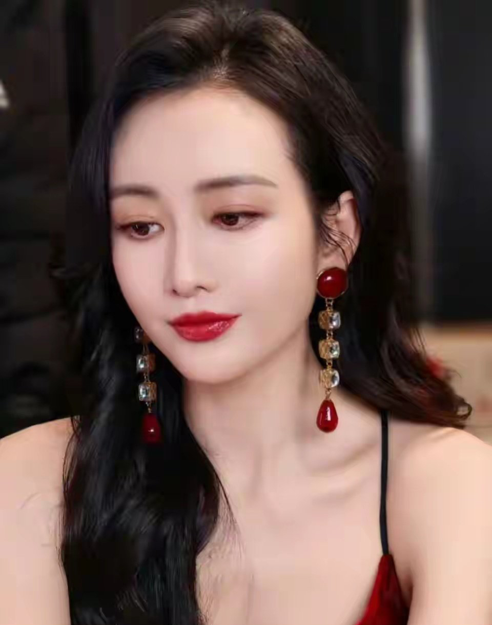搞清楚了

王鸥为何没有像董璇一样公开新恋情？

并不是因为没有人追她，而是因为她要保护女儿。

王鸥在发文的时候说，两岁的女儿至今都不知道她跟何九华已经分开了，一直以为爸爸只是工作忙不在家。

而王鸥作为女明星，如果官宣新恋情，那热度肯定很高，到时候女儿上网就会看到这个信息，就知道他们已经分开了，