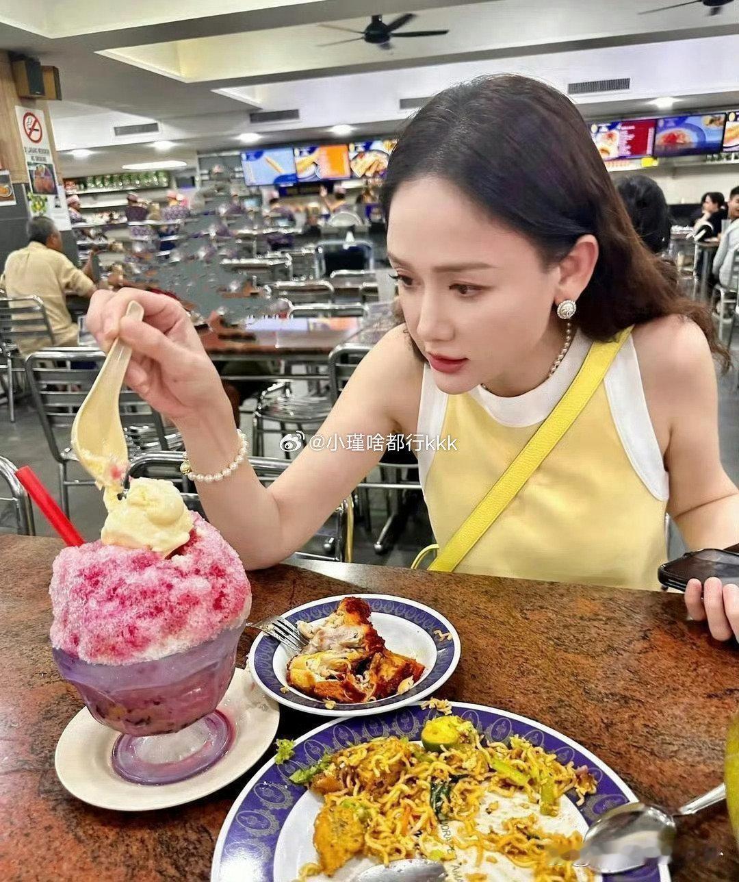 第一张差点没认出来这是陈乔恩，第二张认出来了 ​