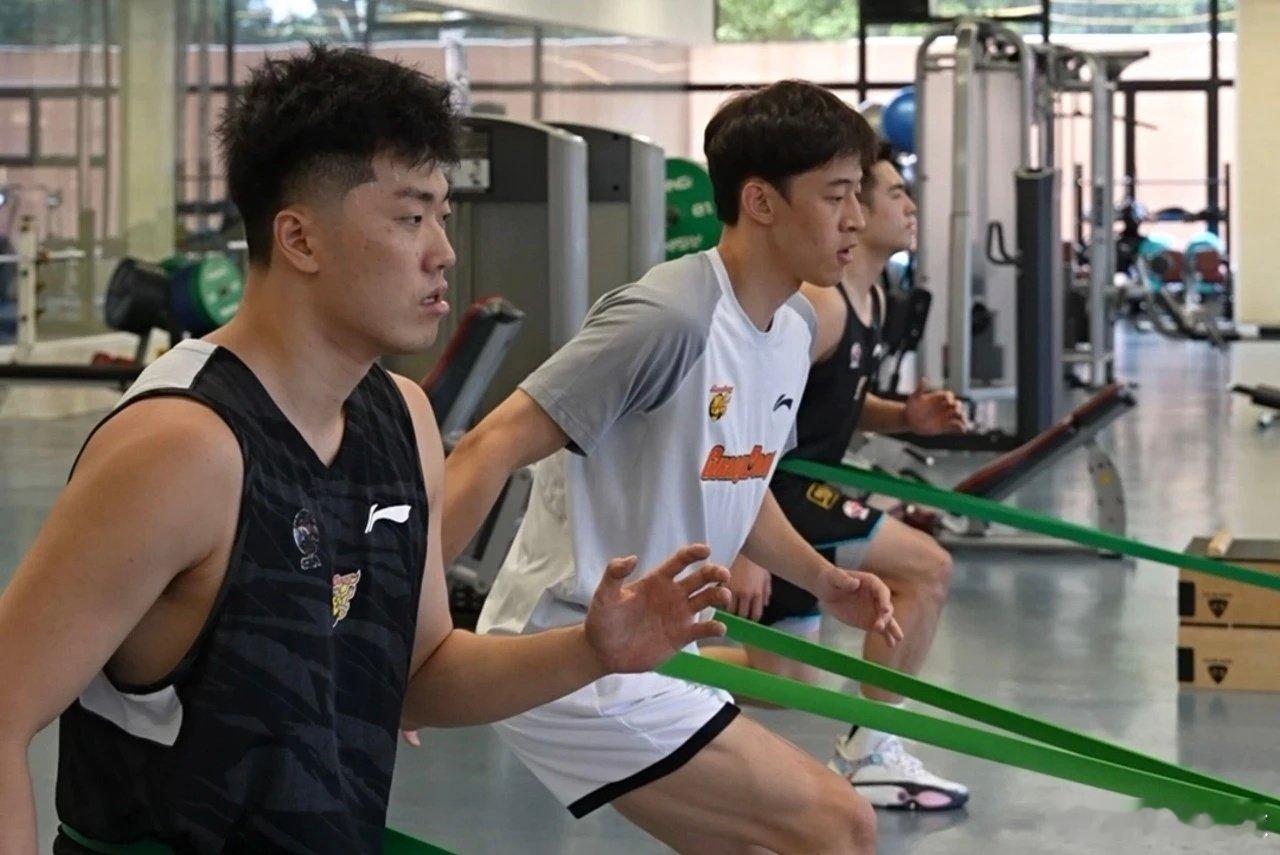 广东队结束假期，正式开启夏训备战[努力]，首堂训练课大威指导带队，张皓...
