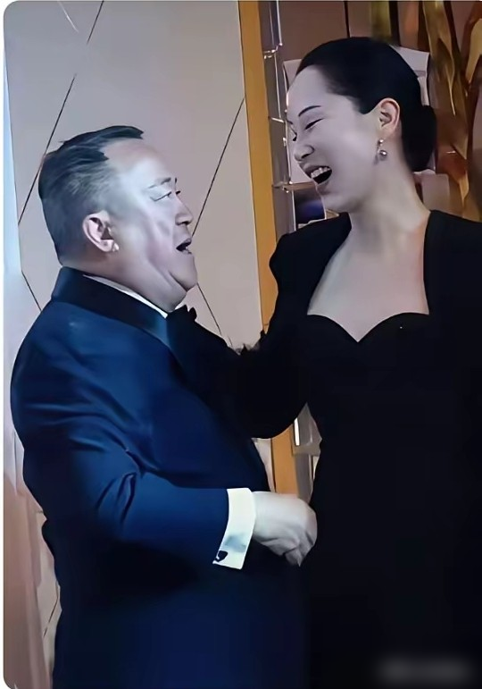 华鼎奖后台，曾志伟手直接摸上了海清的脸，她还笑着没躲。
这画面一出来，评论区直接炸了。俩人既没合作过戏，也不算同门，哪来的这份亲密？
一查，交集还真有。早年一起在重庆卫视《奇迹梦工厂》当过导师，一个桌上点评过选手。12月14日华鼎奖，海清靠《我本是高山》拿最佳女演员，颁奖的正是曾志伟。
台上牵