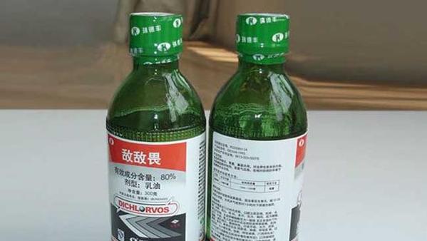 餐厅消杀用敌敌畏，这不是灭四害，是在给食客&34;投毒&34;

厦门这家消杀公司的操作，把餐饮安全的底裤都撕了下来：用高毒农药敌敌畏给上百家餐厅做消杀，单月服务超300家，连月子中心这类高敏感场所都在覆盖名单里。

把敌敌畏灌进撕了标签的矿泉水瓶躲检查，完全不顾药剂飘进食材、餐具里会带来多大的健康风险。目前6