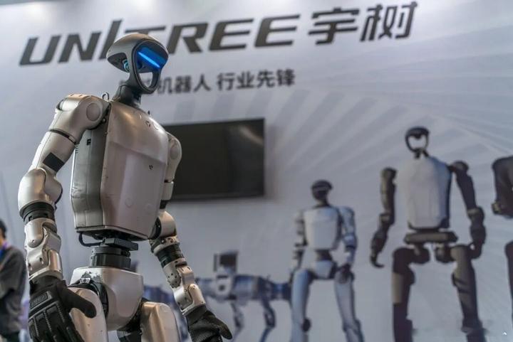 宇树科技2025年1.45亿的研发费用，被牧原股份16.48亿的养猪经费甩出11倍差距。这组数据的反差，本质上是资本市场对硬科技估值协议的一次底层逻辑冲突。

从系统视角看，牧原的千亿营收基数决定了其研发是为了“精益降本”，而宇树仅17亿的营收规模尚处在商业化初期的硬件量产阶段。虽然宇树的研发费用 ​