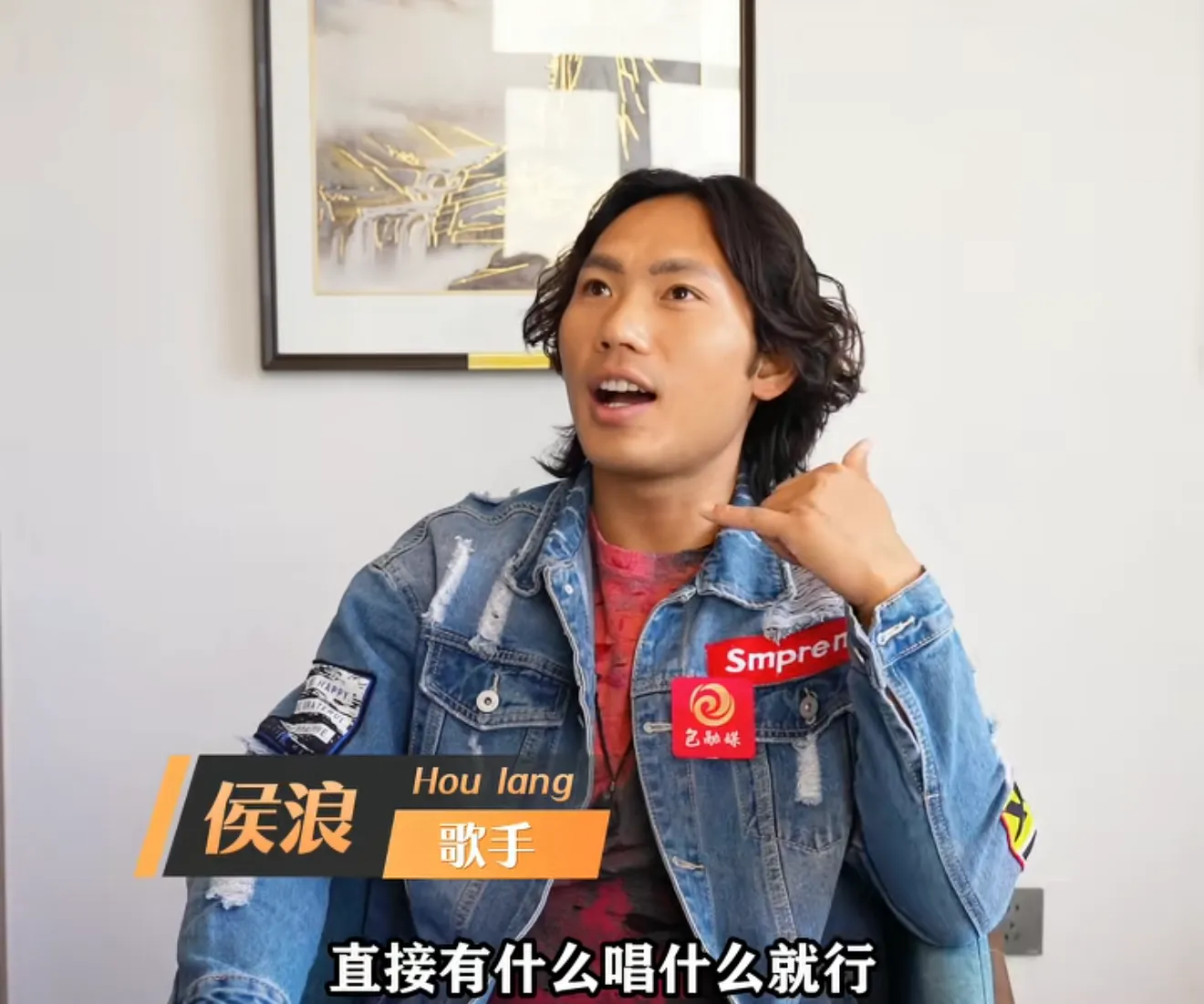 好奇查了一下侯浪这个人，

真是不查不知道，一查好惊讶！
 
侯浪是广东汕头人，从小听港乐长大，深耕粤语金曲很多年，所以粤语歌张口就来。
 
李克勤包头演唱会延误，正在外面吃烧烤的侯浪临时被叫去救场。

没有彩排、没有演出服，连提词器都没有，拿手机放伴奏上台，一口气唱了20多首，稳稳控住三万人全场。