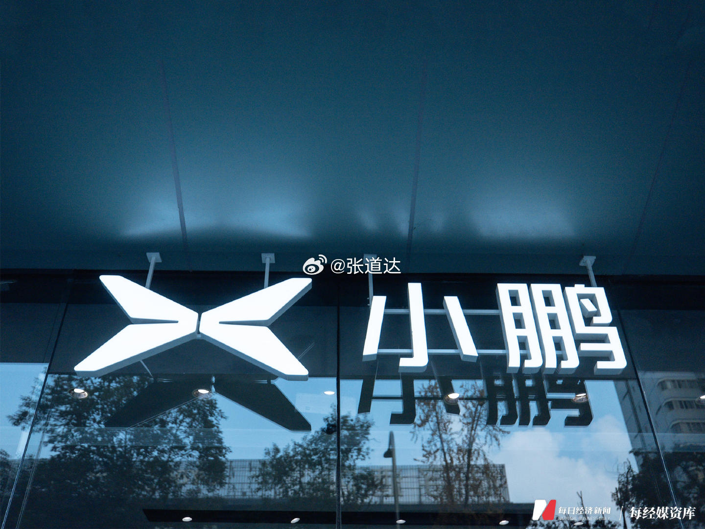 #小鹏拟增加欧洲产能#【瞄准中端车型、寻求更低成本！小鹏拟增加欧洲产能，中国车企加快本地制造布局】#小鹏瞄准欧洲中端车市场#日前，小鹏汽车副总裁郑叶青透露，小鹏拟与当地制造商合作，通过新建工厂或利用现有工厂增加欧洲产能，预计未来数月内作出决定。据了解，新增产线将面向中端车型，成本基础 ​